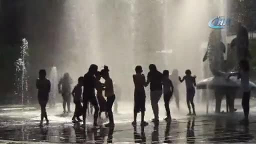 Bursa'da sıcaktan bunalan çocuklar fıskiyelerde serinledi