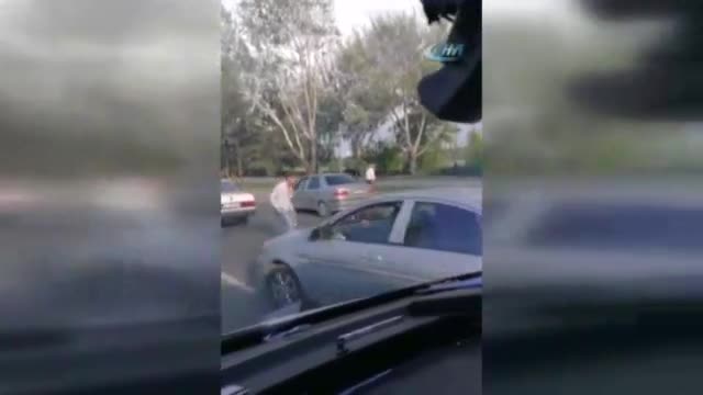 Araçların ortasında tekmeli, yumruklu kavga