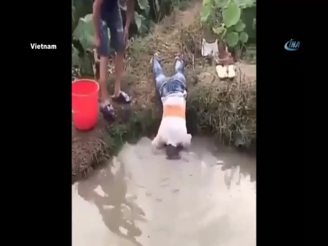 Balık için kafasını suya daldırdı, yılan ısırdı!