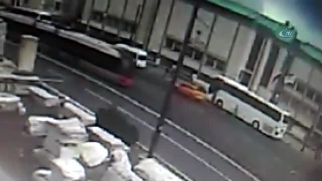 Motosikletli iki tramvay arasında kaldı