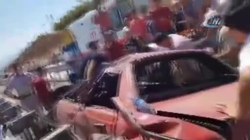 Bursa'da kazada sıkışan sürücüyü vatandaşlar kurtardı