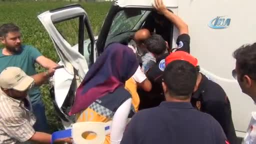 Bursa'da minibüs tarlaya uçtu! Sürücü sıkıştı