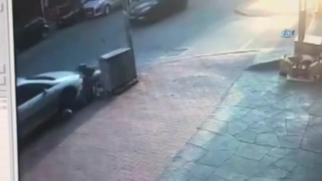 Motosiklet otomobile çarptı: Feci kaza kamerada!