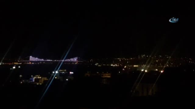 İstanbul Boğazı'nda havai fişeklerin görsel şöleni