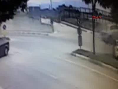 Bursa'da otomobilin karşı şeritteki aracın üzerine çıkması kamerada!