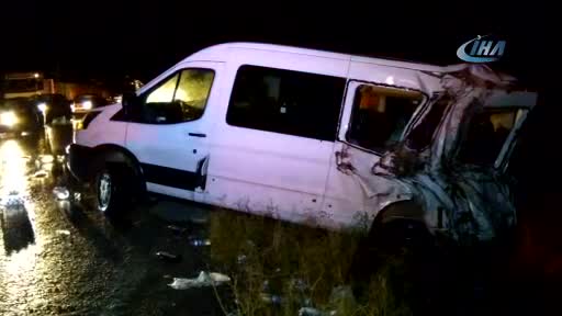 Zincirleme trafik kazası: 2 ölü, 6 yaralı