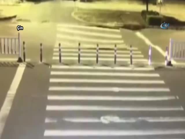 Çöken yol motosikletliyi yuttu