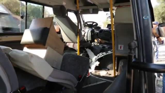 Dolmuş ile minibüs çarpıştı: 8'i turist 16 yaralı