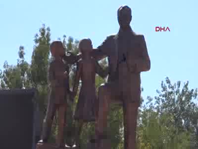 Atatürk Anıtı'na çekiçle çirkin saldırı!