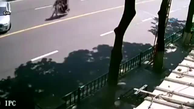 Sert fren yapan motosiklet takla attı