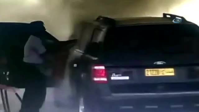 Çocukları yanan arabadan böyle kurtardılar