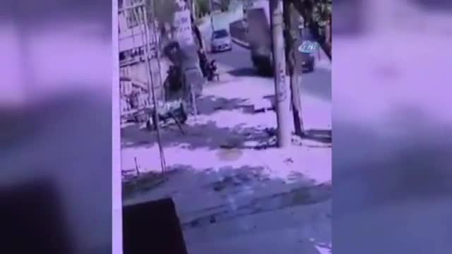 İşçiler yere böyle çakıldı: Bebekli kadın kıl payı kurtuldu