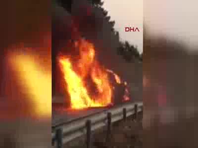 Bursa'da seyir halindeki araç cayır cayır yandı