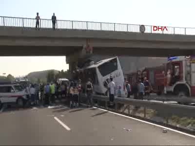 Yolcu otobüsü köprü ayağına çarptı! - 2