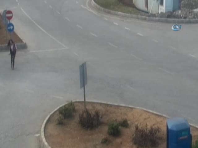 Otomobilin çarptığı genç kız havaya uçtu