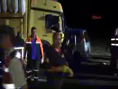Kamyon ile otomobil çarpıştı: 3 ölü, 5 yaralı