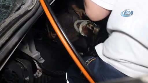 Bursa plakalı araç otobüs ile tır arasında kaldı, hurdaya döndü!