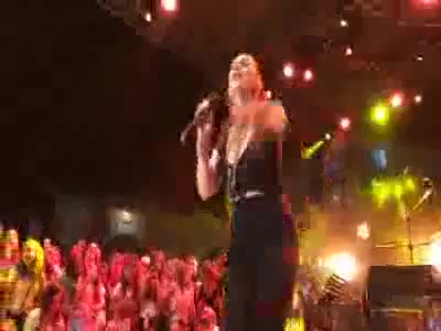 Sertab Erener sinirlendi, seyircileri sahneye davet etti