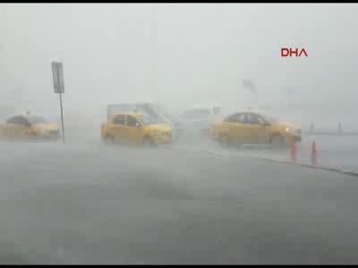 İstanbul'da sandalyeler havada uçuşuyor!