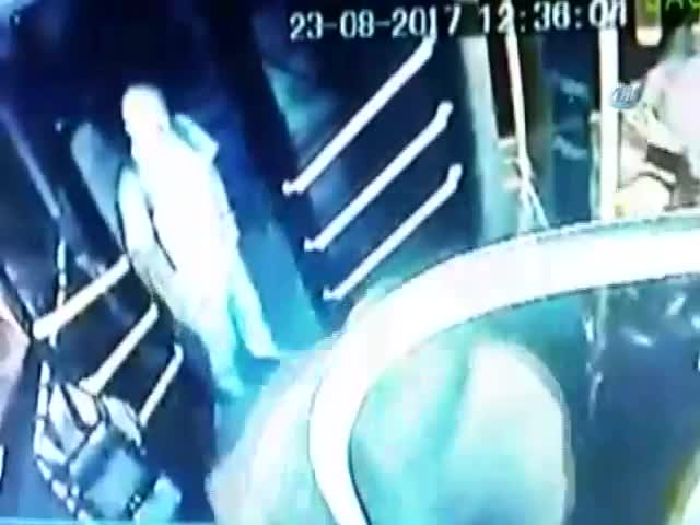 Önce kapıyı sonra şoförü yumrukladı