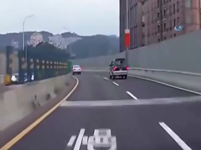 Motosikletli başını direğe böyle çarptı