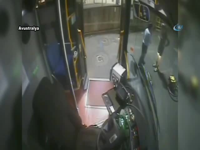 Bisikletliyle otobüs şoförü birbirine girdi