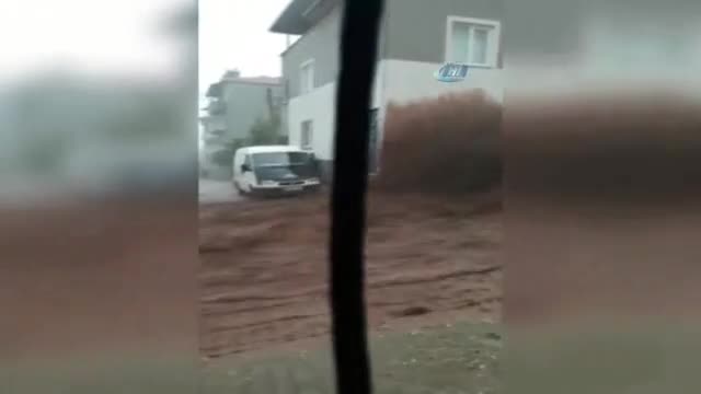 Denizli'de sel ve heyelanda vatandaşların paniği kamerada