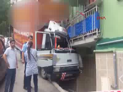 Bursa'da freni boşalan kamyon 3 otomobil ve evin balkonuna çarptı