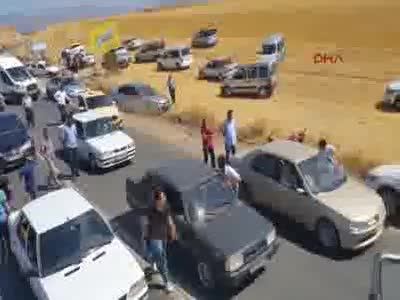 Yol kapattılar, köylülerle sürücüler birbirine girdi