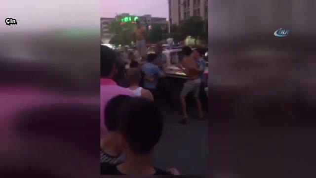 Anne ile bebeğine sert müdahale eden polislere linç girişimi