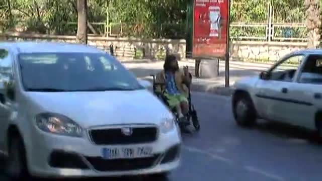 Tekerlekli sandalyeyle tehlikeli yolculuk