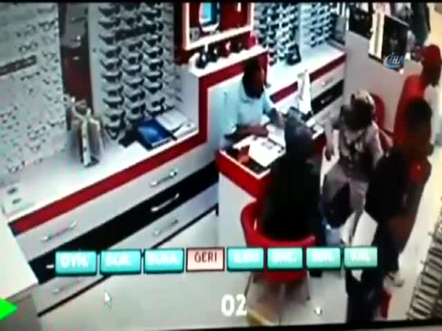 3 dakikada 2 bin liralık gözlük çaldılar
