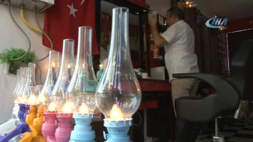 Bursa'da gaz lambası altında nostaljik tıraş