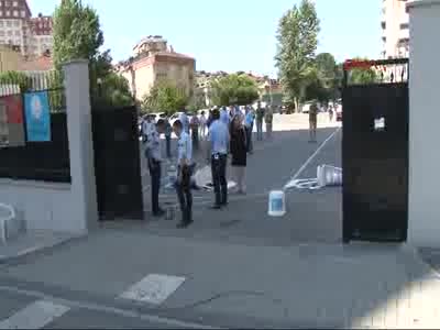 Okulda korku dolu anlar! Silahlar patladı, yaralılar var
