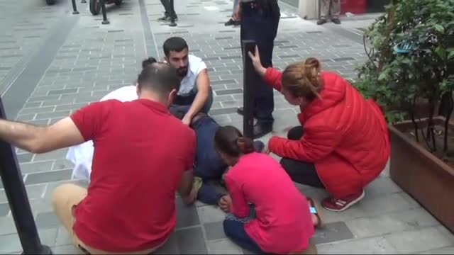 Taksim'de tinerciler kızıyla yürüyen babayı bıçakladı