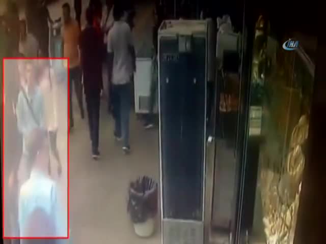 Kalabalıkta polis şüphelendi! Bir anda neye uğradığını şaşırdı