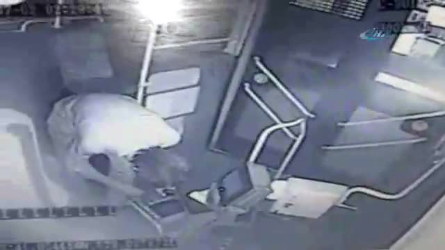 10 dakikada 5 otobüse giren hırsız kamerada