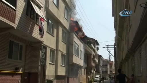 Bursa'da alevlere pencerelerinden uzattıkları hortumlarla müdahale ettiler