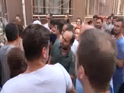 Bursa'da alevlere pencerelerinden uzattıkları hortumlarla müdahale ettiler -2