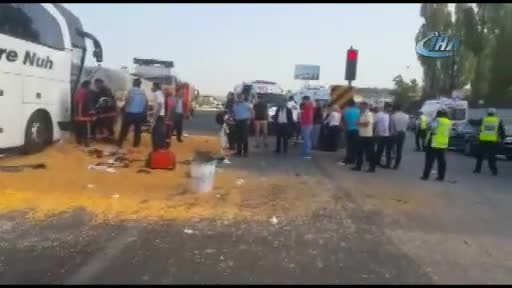 Yolcu otobüsü TIR'a çarptı: Ölü ve yaralılar var