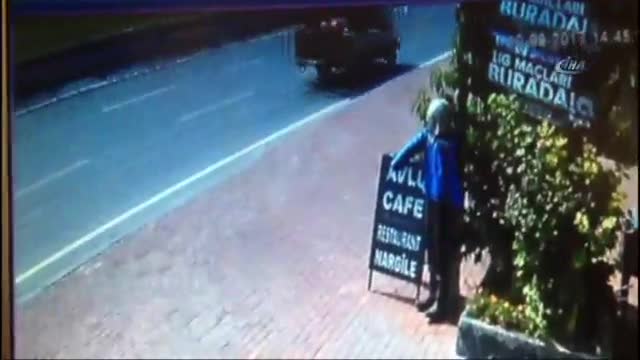 Turistin çantasını kapkaççılardan geri alan genç dayak yedi