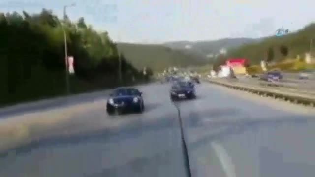 Trafik magandasının bariyerlere çarpma anı kamerada