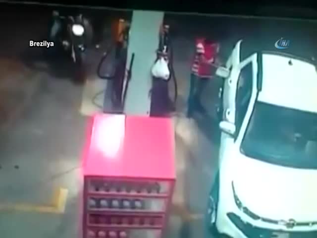 Polisin vurduğu soyguncu öldü
