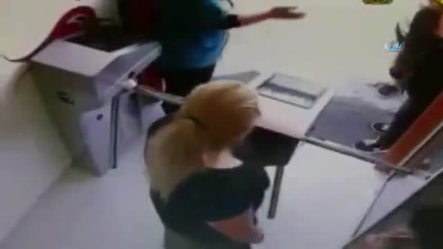 Kadın tuvalet görevlisini 1 lira için tekme tokat dövdüler