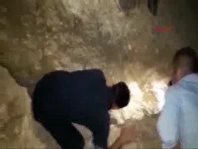 Bursa'da çukura düşen köpeği itfaiye kurtardı