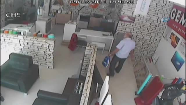 Telefon çalan yaşlı adam kamerada