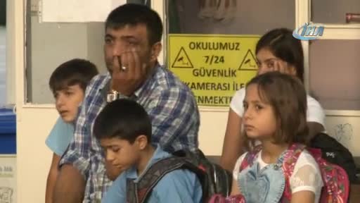 Bursa'da Suriyeli öğrenciler Türk bayrağını öpüp teşekkür etti