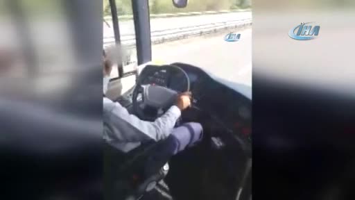 Direksiyon başında pes dedirten rahatlık! Önce sigara sonra selfie...