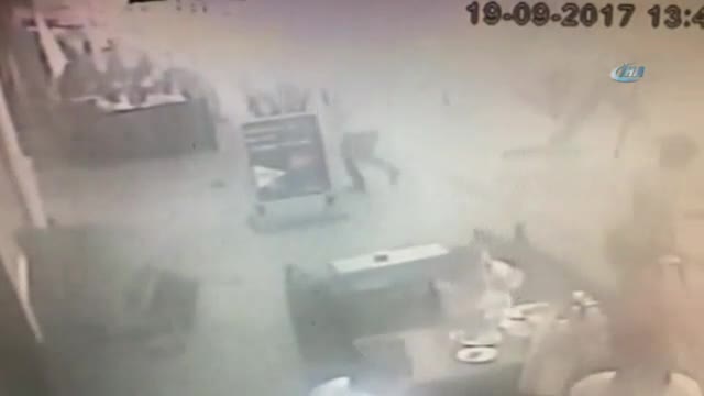Aracın çarptığı direk kadının üzerine devrildi