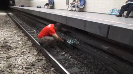 Bursa'da metro istasyonunda kedi kurtarma operasyonu!